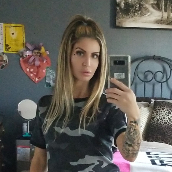 Meet your Posher, Dee - Picture 1 of 3